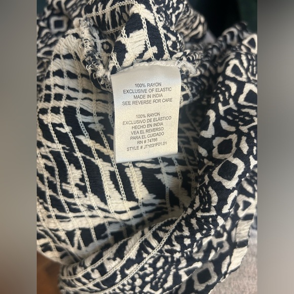 Patrons of Peace Black and White Pattern Cropped Halter Top. Size Medium. - Picture 7 of 8